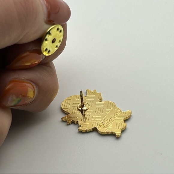 Small Novelty Alaska Mother and Daughter Eskimo with Wings Lapel Pin Snow Winter - Picture 5 of 6